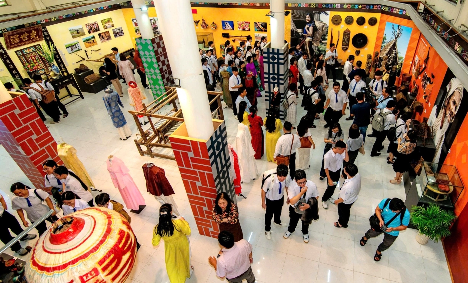 Triển lãm “Sắc màu văn hóa Việt Nam”