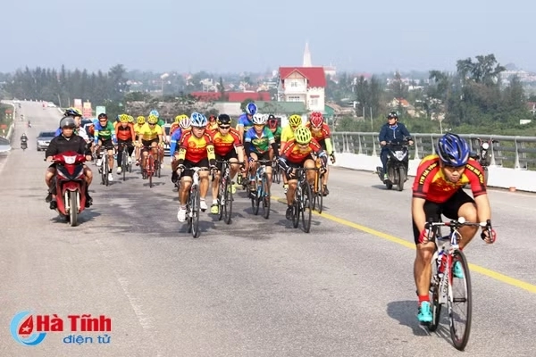 Giải đua xe đạp “Vòng quanh Thành Sen”