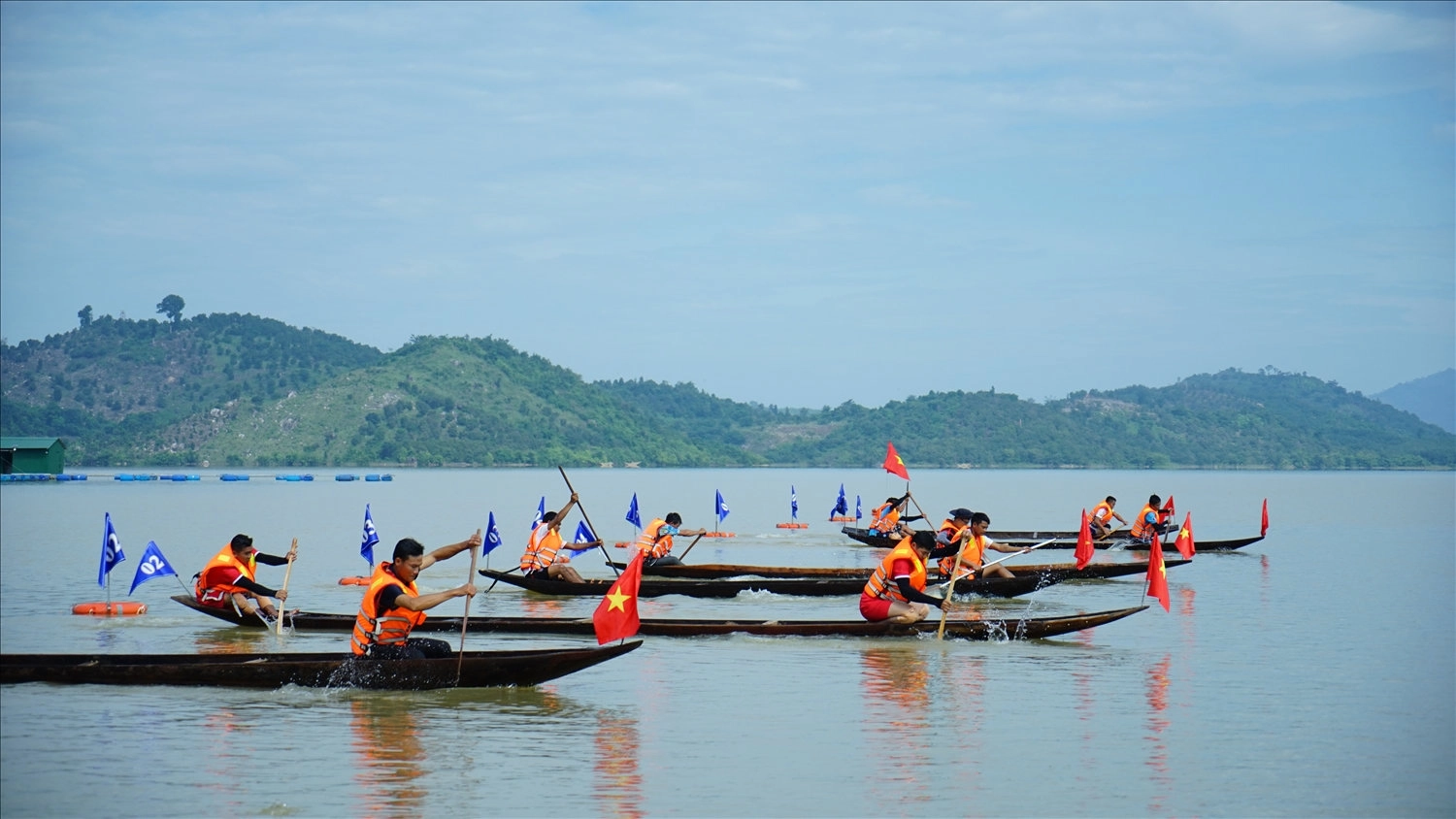 Giải đua thuyền độc mộc trên sông Pô Kô
