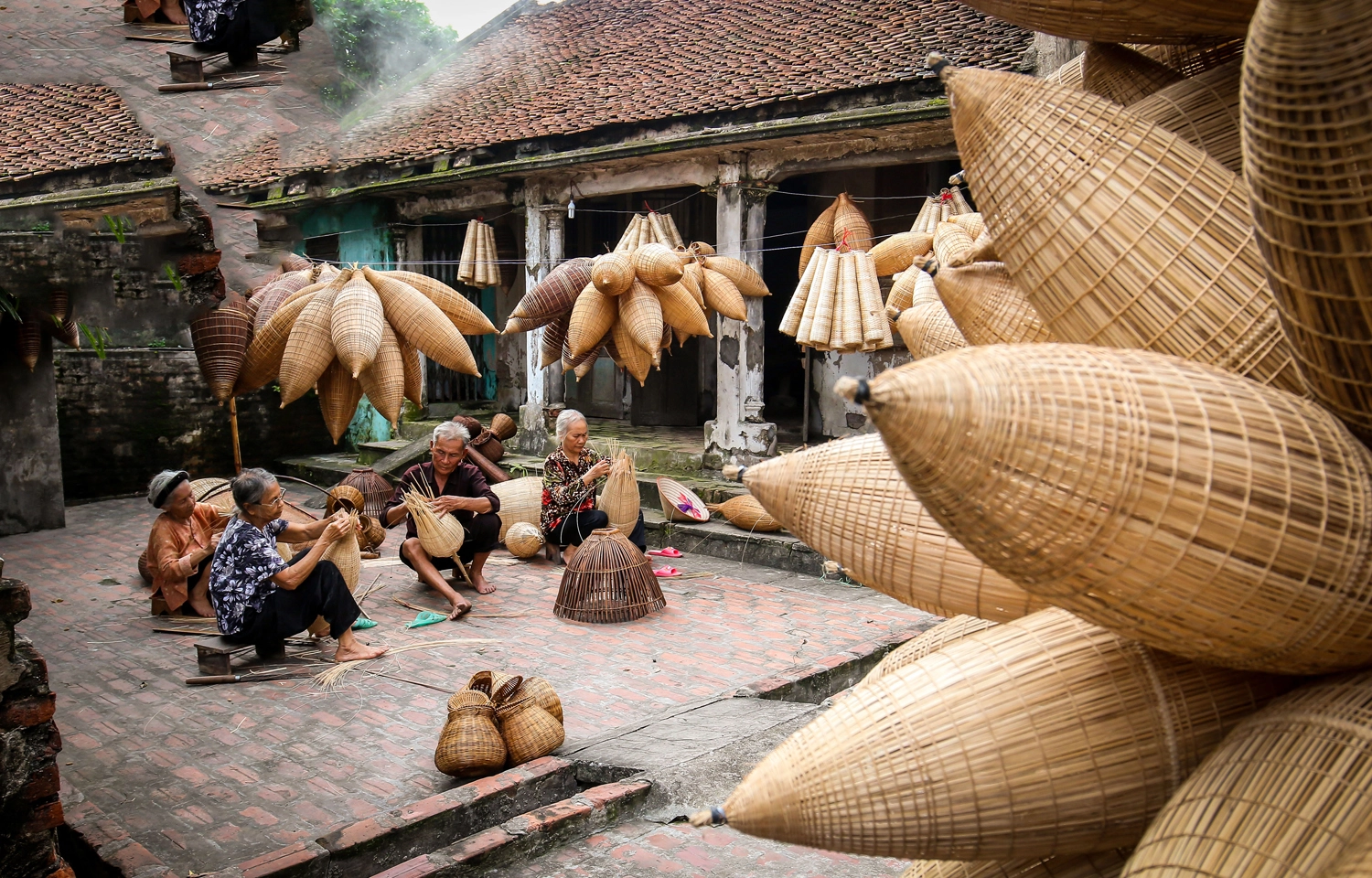 Không gian trưng bày hoa, cây cảnh và sản phẩm làng nghề Hưng Yên