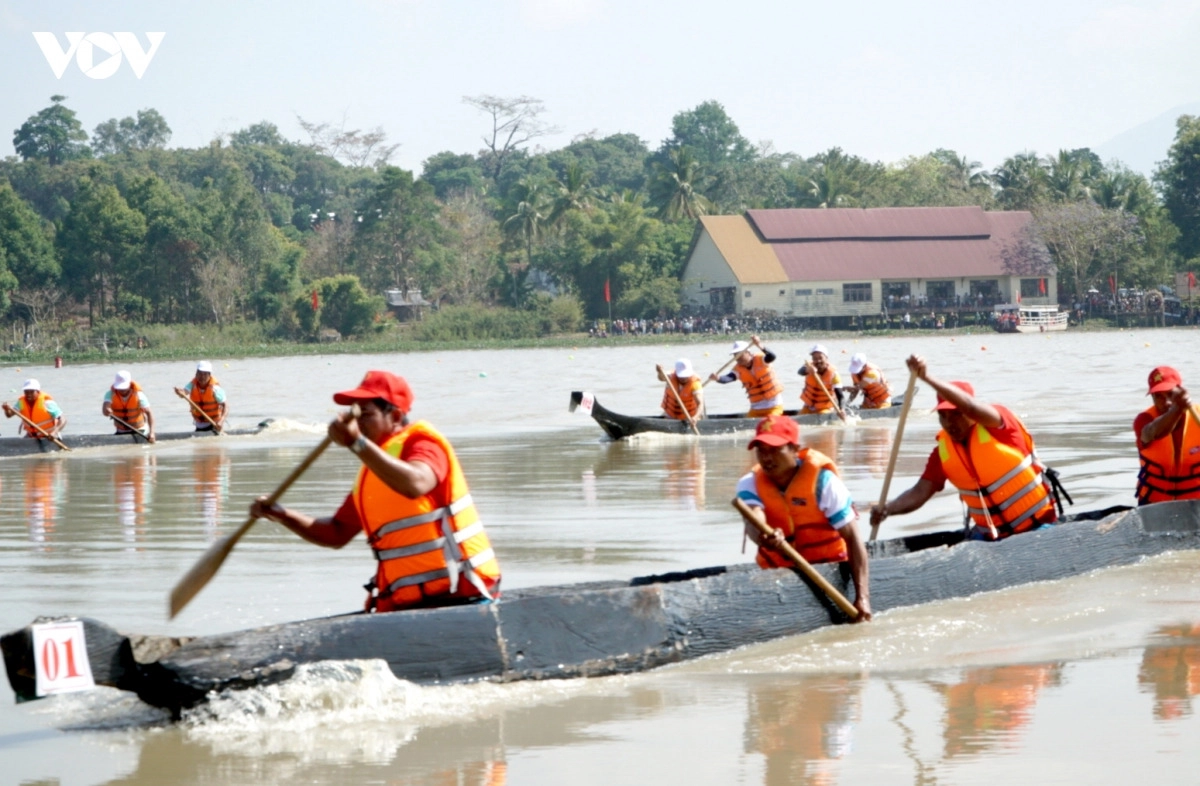 Giải đua thuyền độc mộc truyền thống trên Hồ Lắk