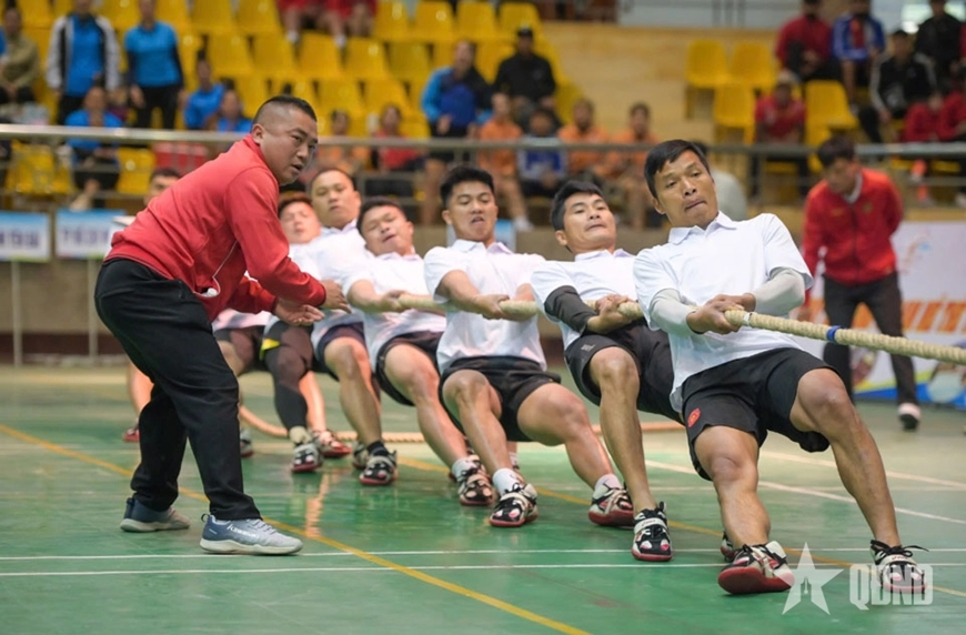 Hội thi kéo co, đẩy gậy và tù lu các dân tộc Điện Biên